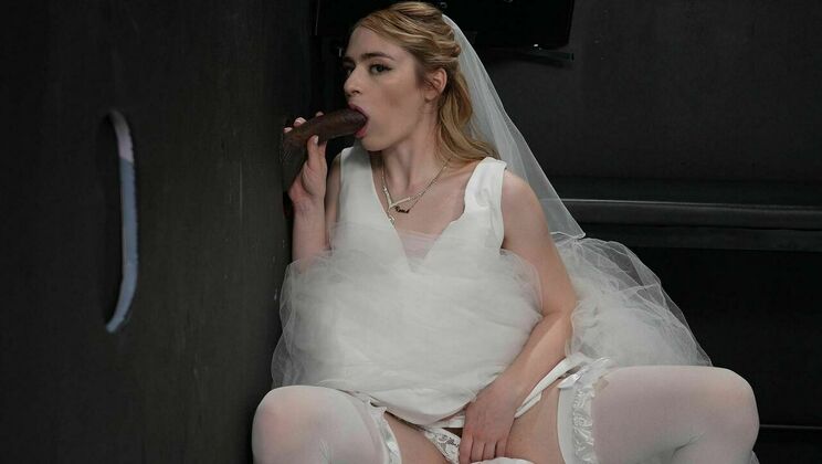 [GloryHole] - Reese Robbins Gives a Blowjob in Lingerie and Stockings