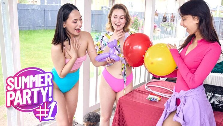 Outdoor Pussy Licking & Kissing - Hot Lesbian Action